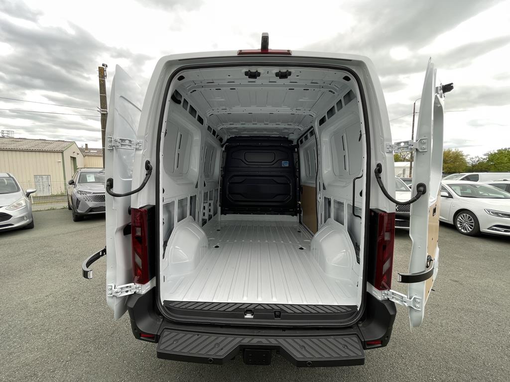 Image de Renault Master 3T5 L2H2 BLUE DCI 150 RED EDITION